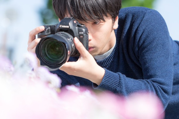花を撮影する男性
