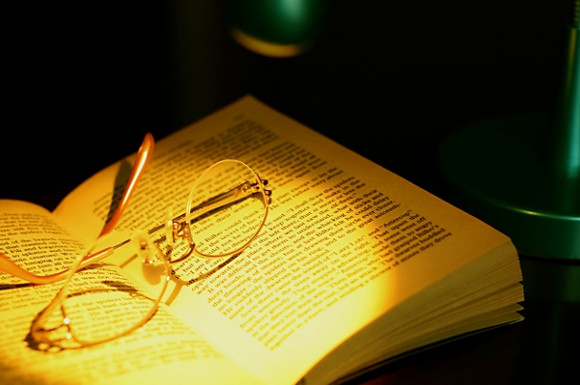照らされる本と眼鏡