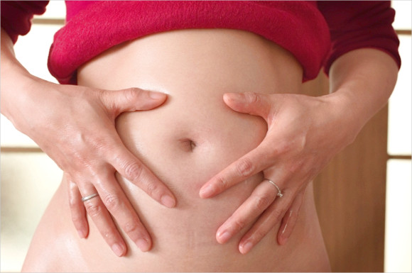 妊娠線予防オイルをぬる妊婦