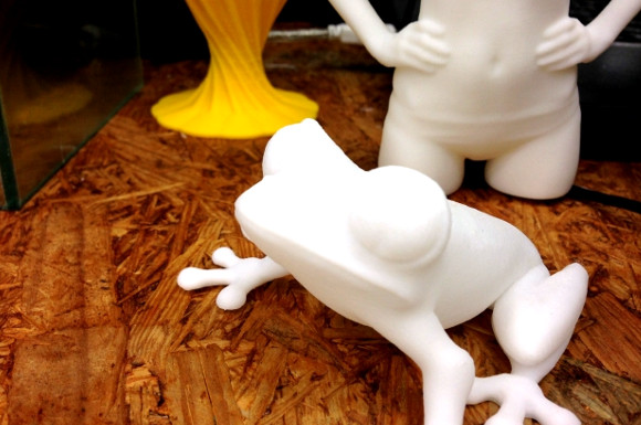 3Dプリンタで作ったカエルや人形