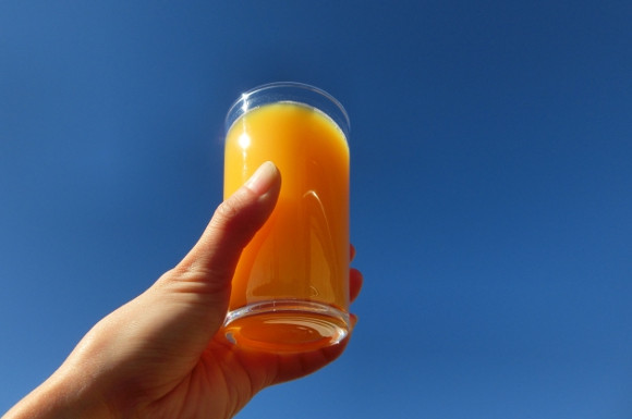 オレンジジュースと青空